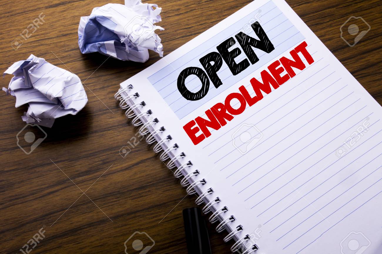 登録を開くテキストを書き込みます 医学博士登録のためのビジネスコンセプトは アイデアのための思考を意味する折り紙で木製の背景にノート帳に書かれています の写真素材 画像素材 Image