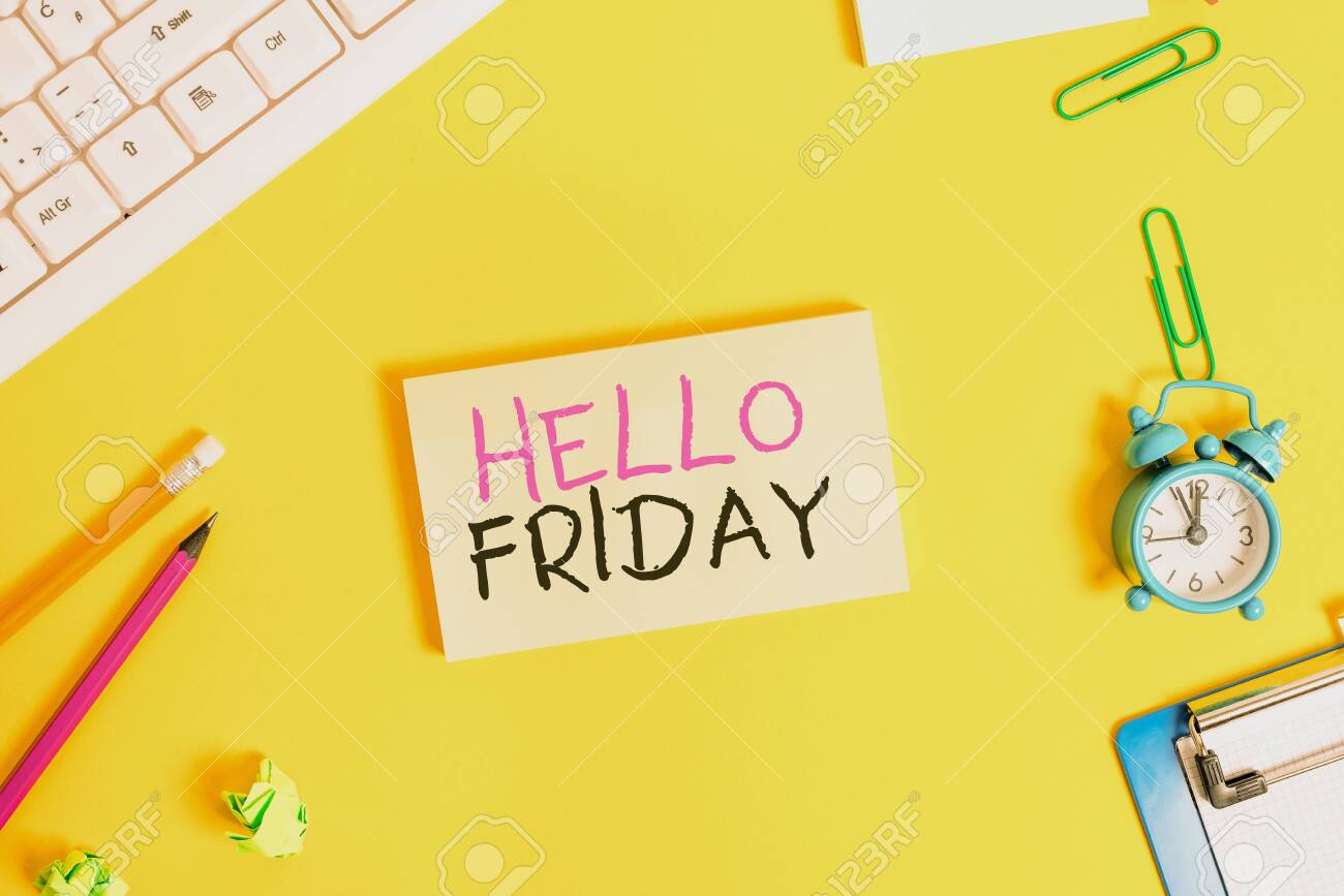 필기 텍스트 Hello Friday. 개념적 사진 금요일에 인사하는 것은 작업 주의 끝이기 때문에 흰색 구겨진 종이의 복사 공간 위에  평평하게 놓여 있습니다. 로열티 무료 사진, 그림, 이미지 그리고 스톡포토그래피. Image 131077462
