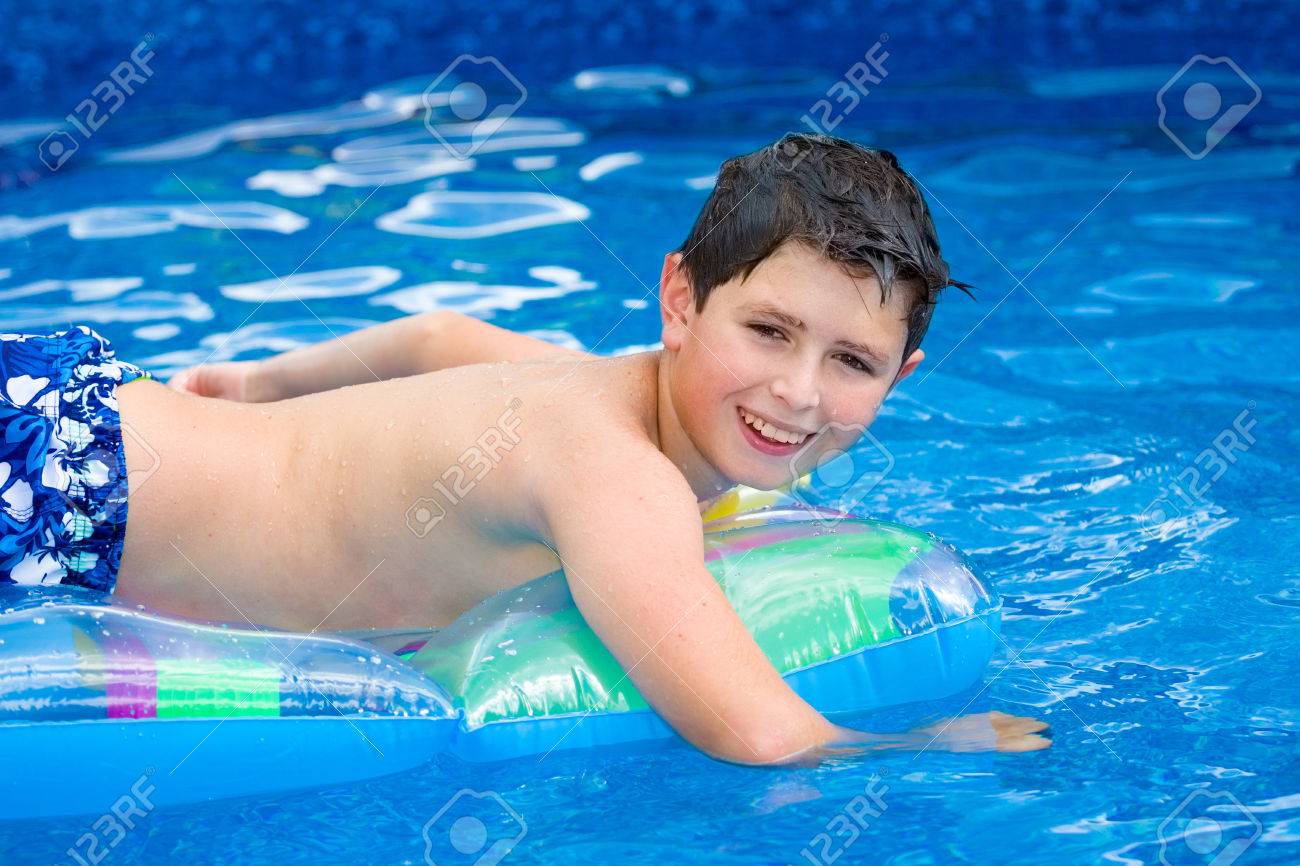 Jeune Garcon Heureux Avec Transat Gonflable De L Eau Dans La Piscine Banque D Images Et Photos Libres De Droits Image Jeune Garcon Heureux Avec Transat Gonflable De L Eau Dans La Piscine Banque D Images Et Photos Libres De Droits Image