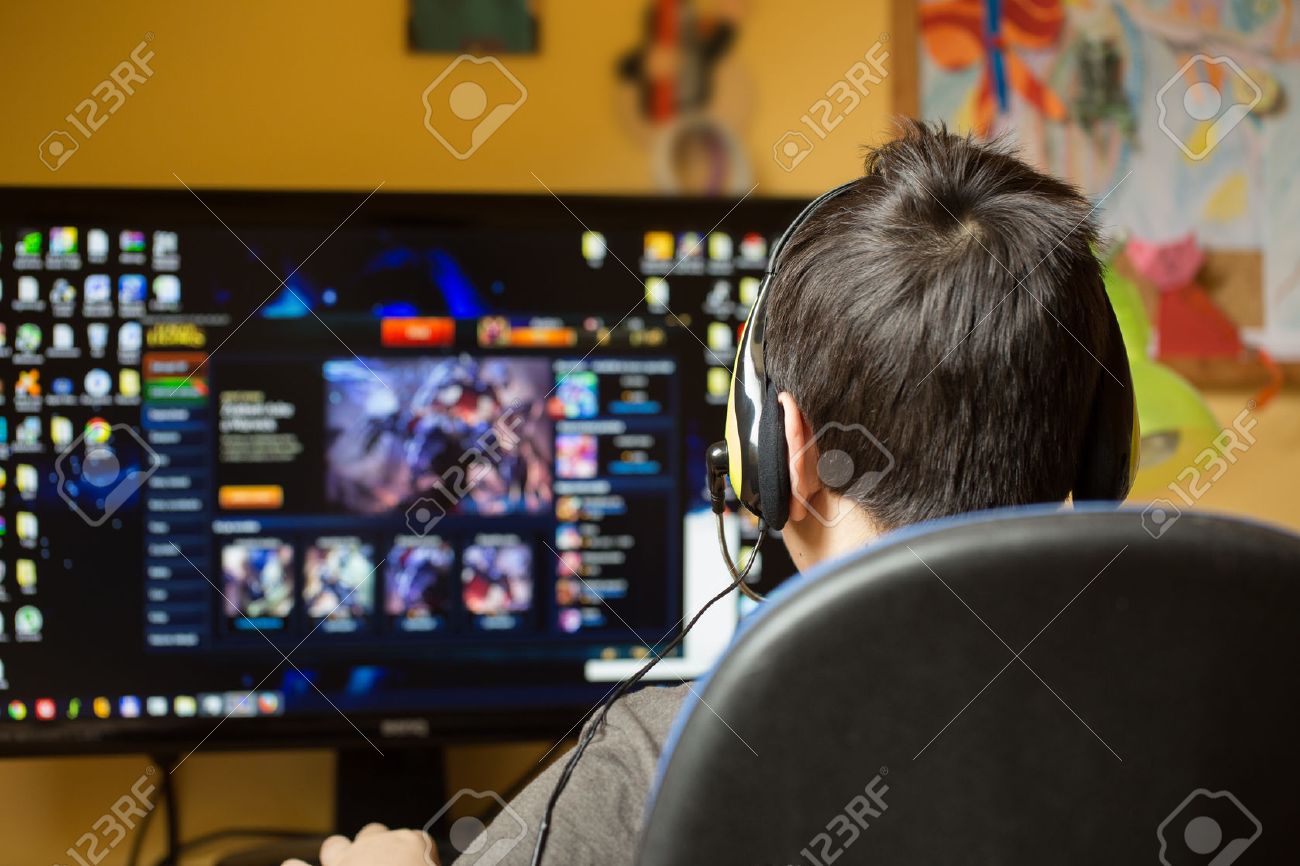 10 代のヘッドフォン 自宅のコンピューターを使用して彼の子供の部屋でゲームをプレイ の写真素材 画像素材 Image 10 代のヘッドフォン 自宅のコンピューターを使用して彼の子供の部屋でゲームをプレイ の写真素材 画像素材 Image