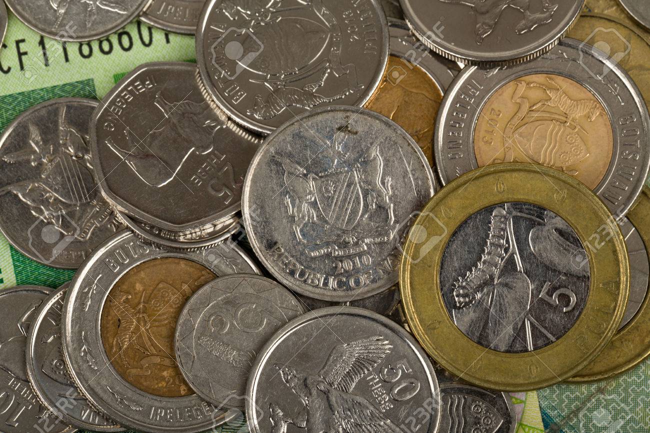 南アフリカ共和国の紙幣と背景のためのコイン。ボツワナ プラ、ナミビア ・ ドル、ジンバブエ ドルの南アフリカ ランドの写真素材・画像素材 Image  49971753