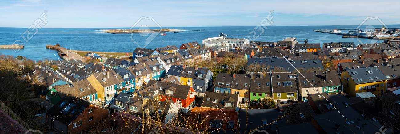 ヘルゴラントの住宅地のパノラマ カラフルな従来の休日の家の屋根の上の平面図です ドイツ ヘルゴラント島 の写真素材 画像素材 Image