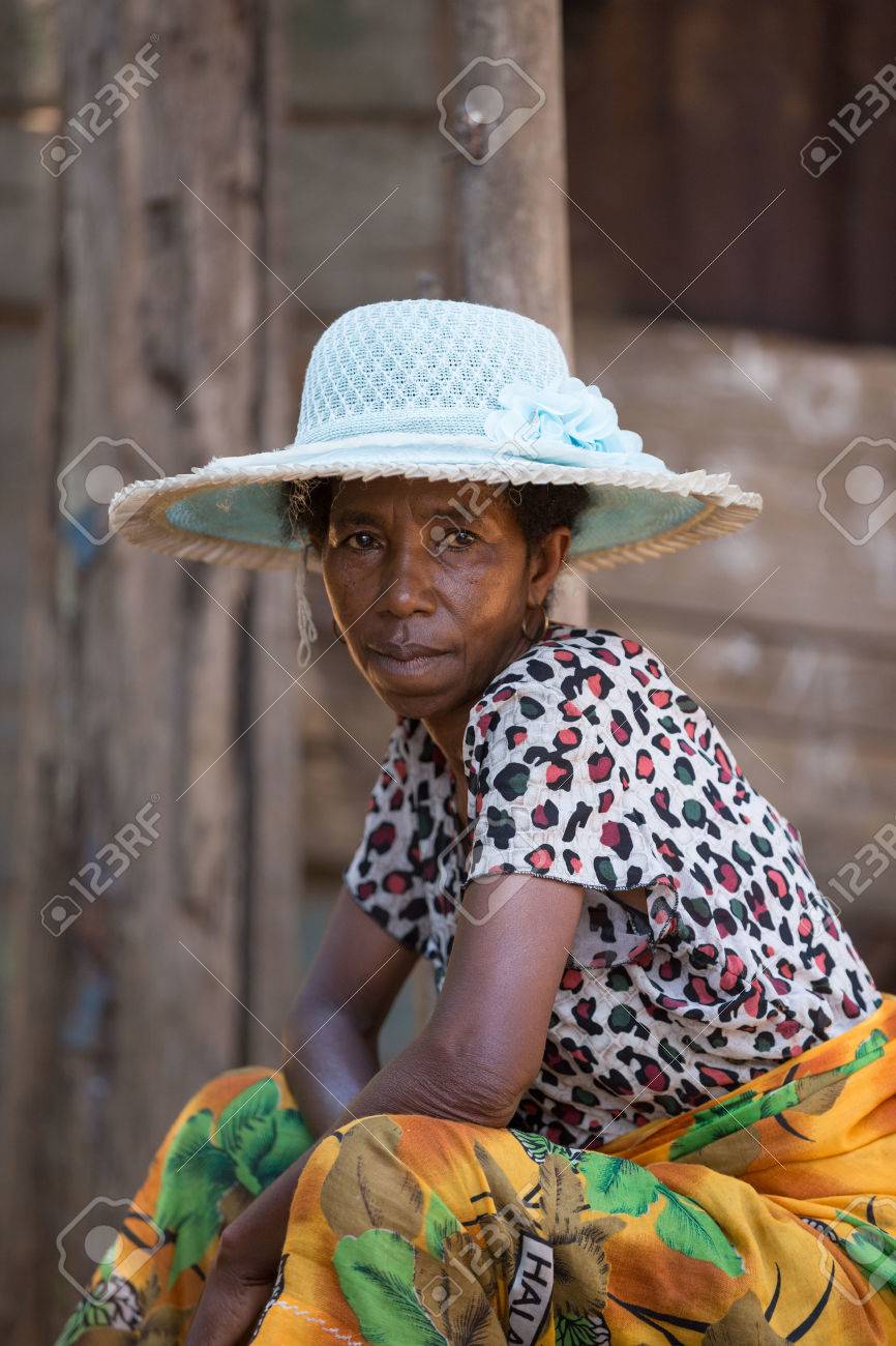 10 月マダガスカル マダガスカル老女麦わら帽子 トアマシナ州 10 月 17 日の 17 16 の肖像画 16 年 マダガスカル アフリカ の写真素材 画像素材 Image
