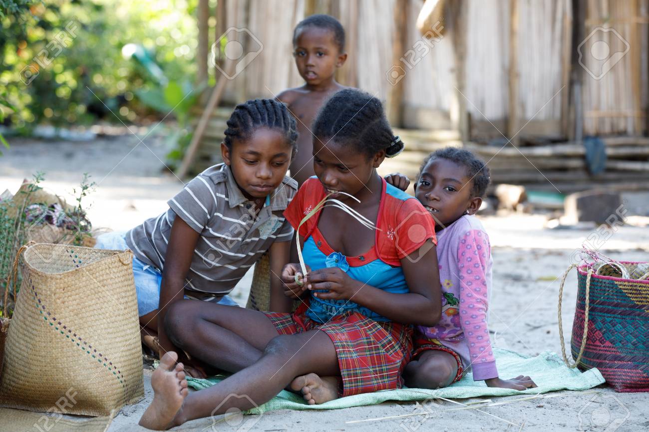 Minero Descarte encerrar Madagascar 23 De Octubre. 2016 Niños Malgaches Del Campo Del Pueblo Que Se Sientan Y Que Descansan En Sombra. Escena De Celebración De Campo De Madagascar. 23 De Octubre 2016, Madagascar. Fotos, Minero Descarte encerrar Madagascar 23 De Octubre. 2016 Niños Malgaches Del Campo Del Pueblo Que Se Sientan Y Que Descansan En Sombra. Escena De Celebración De Campo De Madagascar. 23 De Octubre 2016, Madagascar. Fotos,