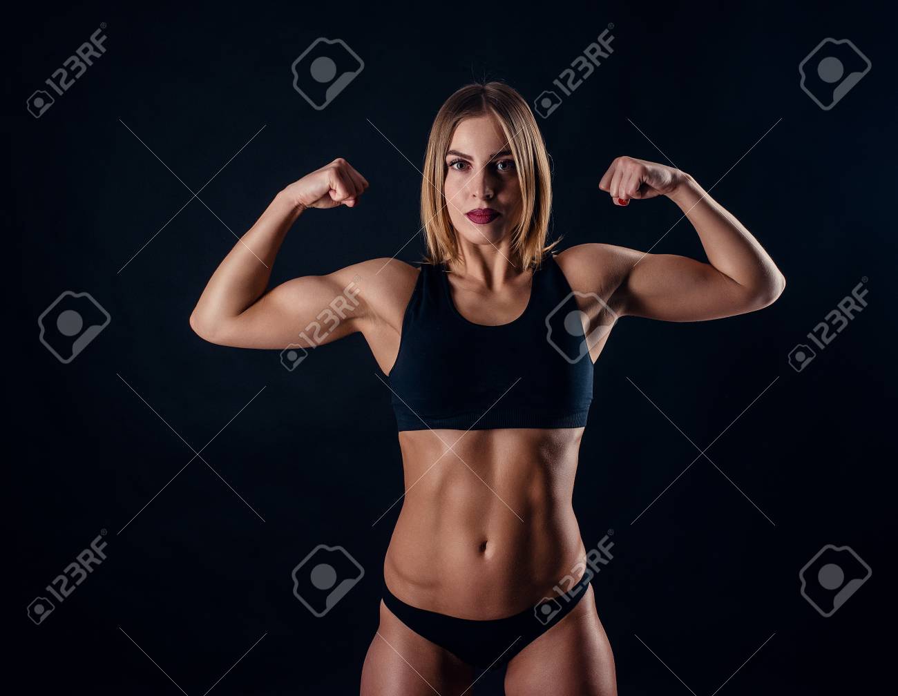 黒いスポーツウェアで素晴らしい筋肉とスポーティな女の子は 日焼けした若い運動女性 偉大なスポーツの女性の身体 トレーニングの後の筋肉ビルド女性 の写真素材 画像素材 Image 黒いスポーツウェアで素晴らしい筋肉とスポーティな女の子は 日焼けした若い運動女性 偉大なスポーツの女性の身体 トレーニングの後の筋肉ビルド女性 の写真素材 画像素材 Image
