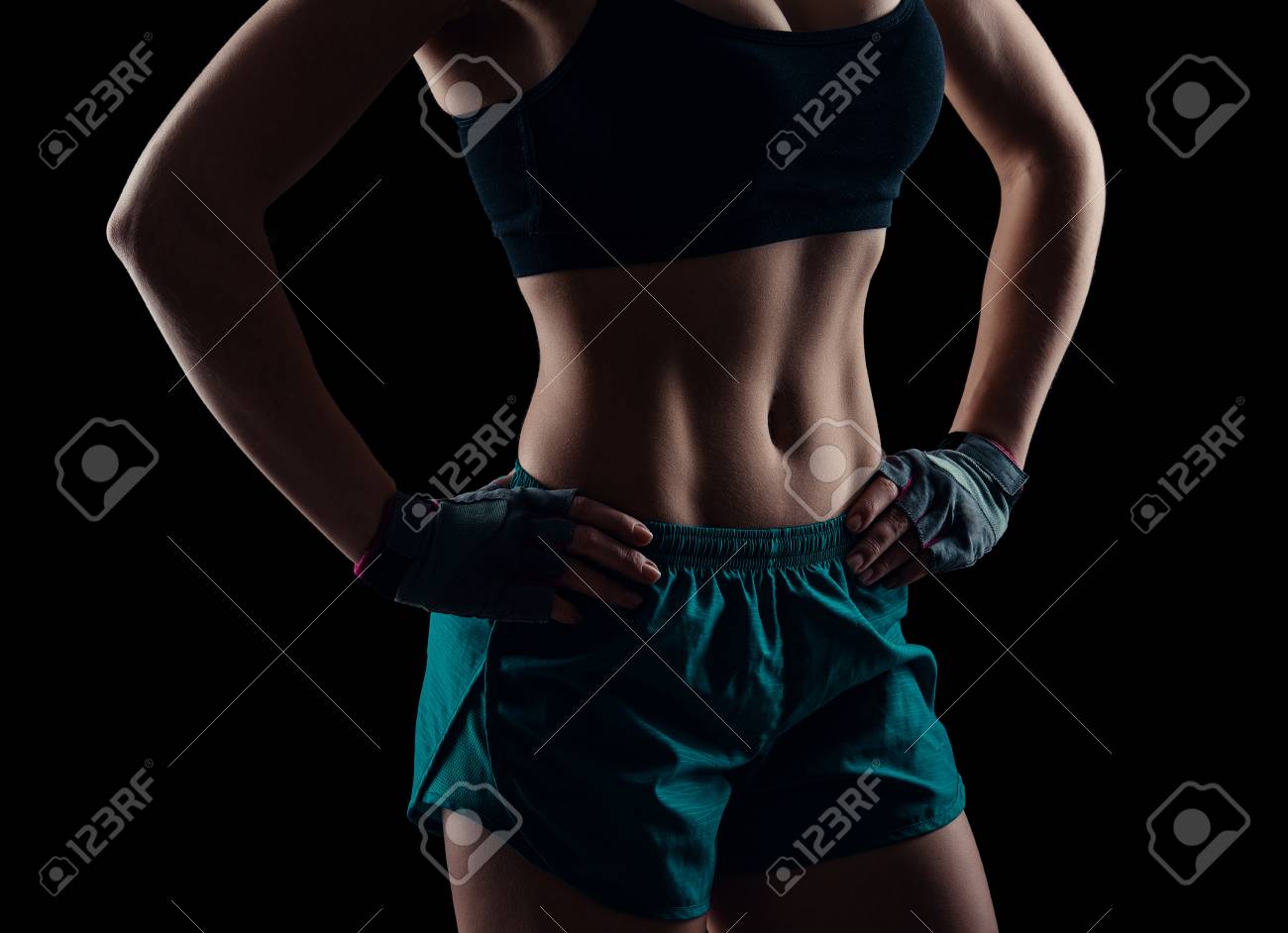 Muchacha De La Aptitud En La Ropa De Deportes Que Muestra Apagado Estómago Bronceado Perfectamente Formado. De Mujer Slim Fit Fotos, Retratos, Imágenes Y Fotografía Archivo Libres De Derecho.