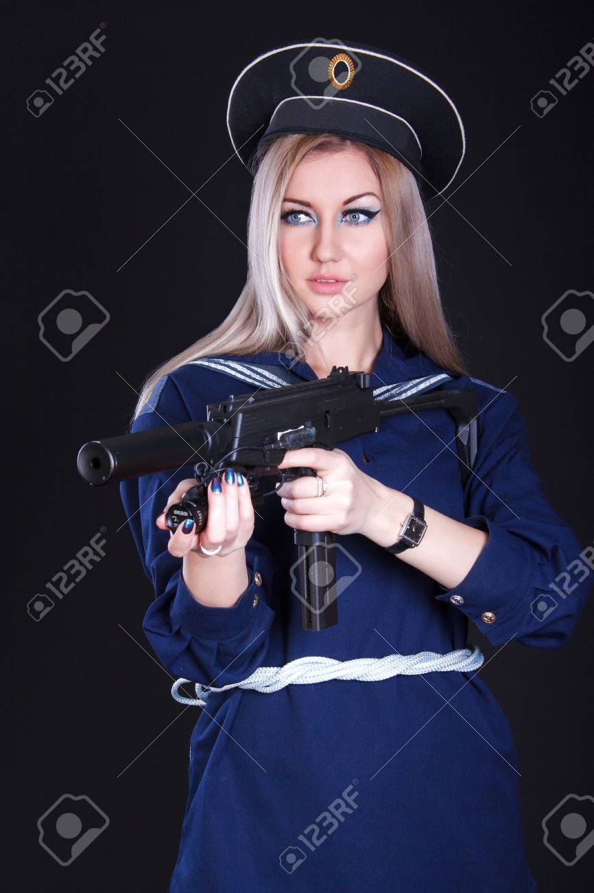 검정 배경 위에 기관단총과 해양 제복 아름다운 젊은 여자 로열티 무료 사진, 그림, 이미지 그리고 스톡포토그래피. Image  39990484