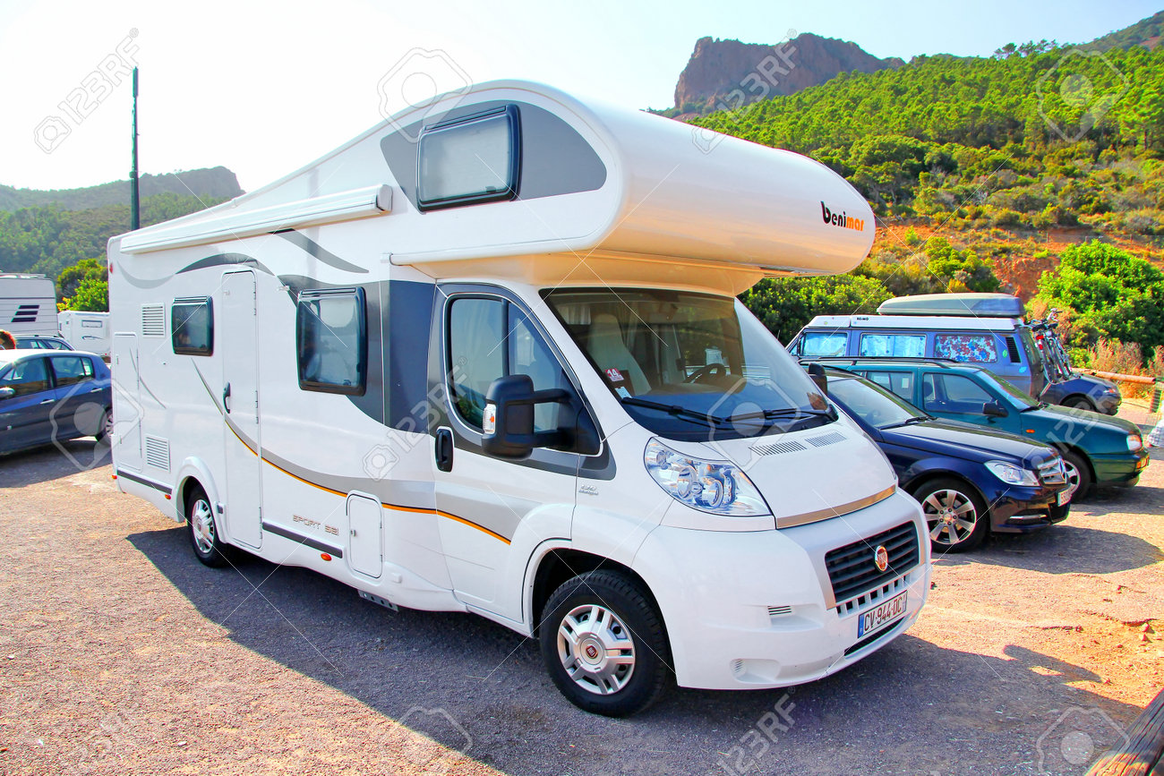 RIVIERA, FRANKREICH - 9. August 9: Weiß Fiat Ducato Basis Wohnmobil Benimar Multijet 190 an der Überlandstraße. RIVIERA, FRANKREICH - 9. August 9: Weiß Fiat Ducato Basis Wohnmobil Benimar Multijet 190 an der Überlandstraße.