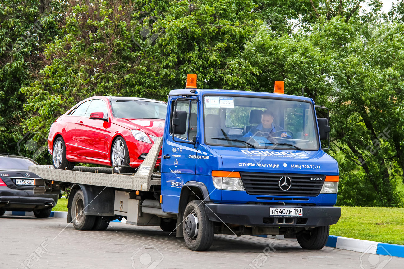 モスクワ ロシア連邦 12 年 6 月 2 日 青いレッカー車メルセデスベンツ Vario 614 D 街の通りで の写真素材 画像素材 Image