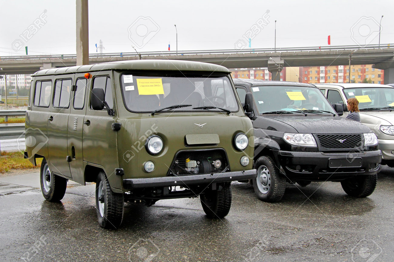 Novy Urengoy ロシア 9 月 1 日 ロシアのオフロード車 Uaz 26 は 12 年 9 月 1 日 Novy Urengoy ロシアでの毎年恒例のモーター ショー オートサロンに出展 の写真素材 画像素材 Image