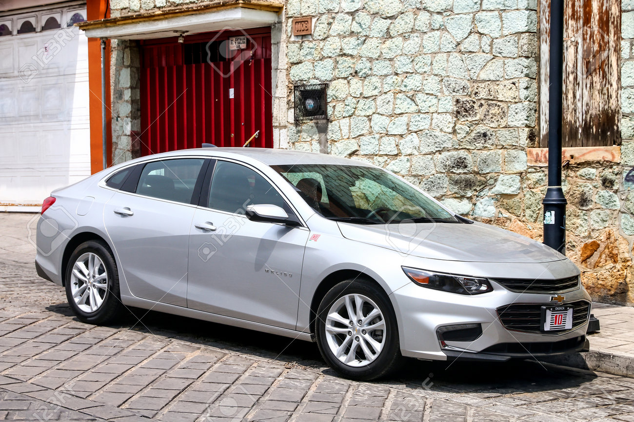 オアハカ メキシコ 17 年 5 月 25 日 自動車街のシボレー マリブ の写真素材 画像素材 Image