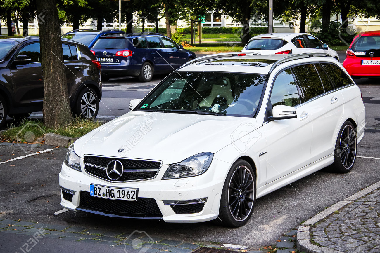 Dresden Deutschland Juli 14 Weisser Zustandssportwagen Mercedes Benz C63 Amg W4 In Der Stadtstrasse Lizenzfreie Fotos Bilder Und Stock Fotografie Image