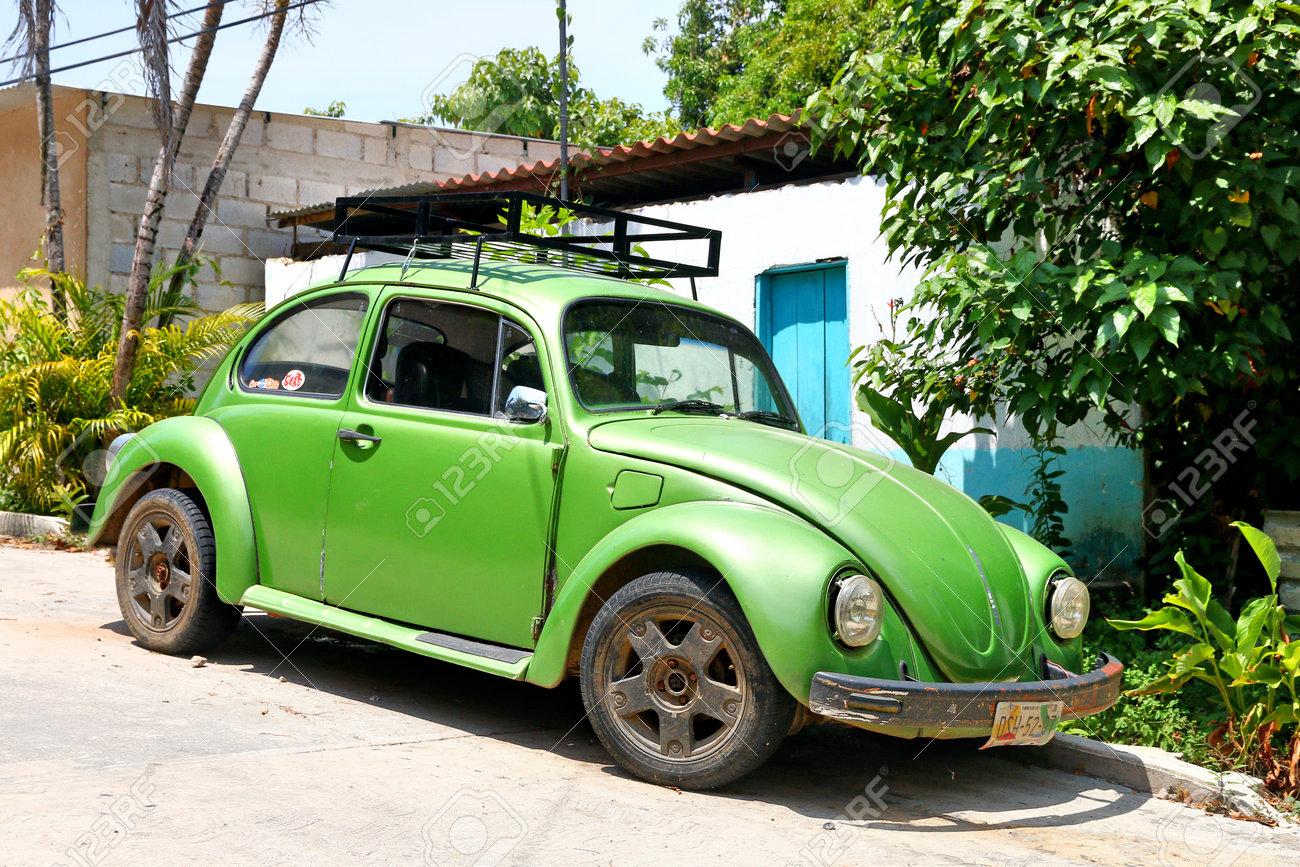 パレンケ メキシコ 5月 23 17 町の通りで緑のレトロな車フォルクスワーゲンビートル の写真素材 画像素材 Image