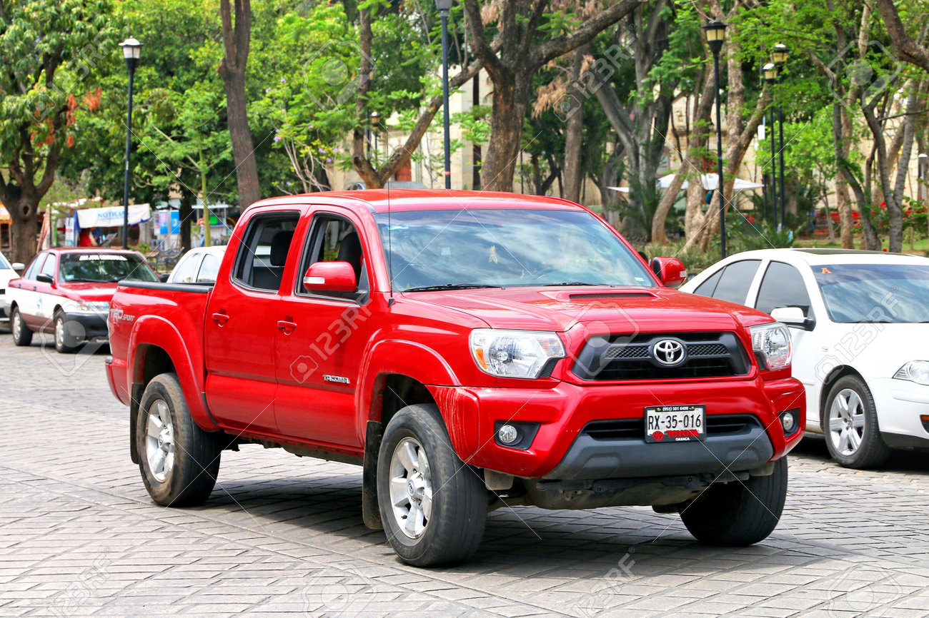 オアハカ メキシコ 5月25 17 街の通りにピックアップトラックトヨタタコマ の写真素材 画像素材 Image