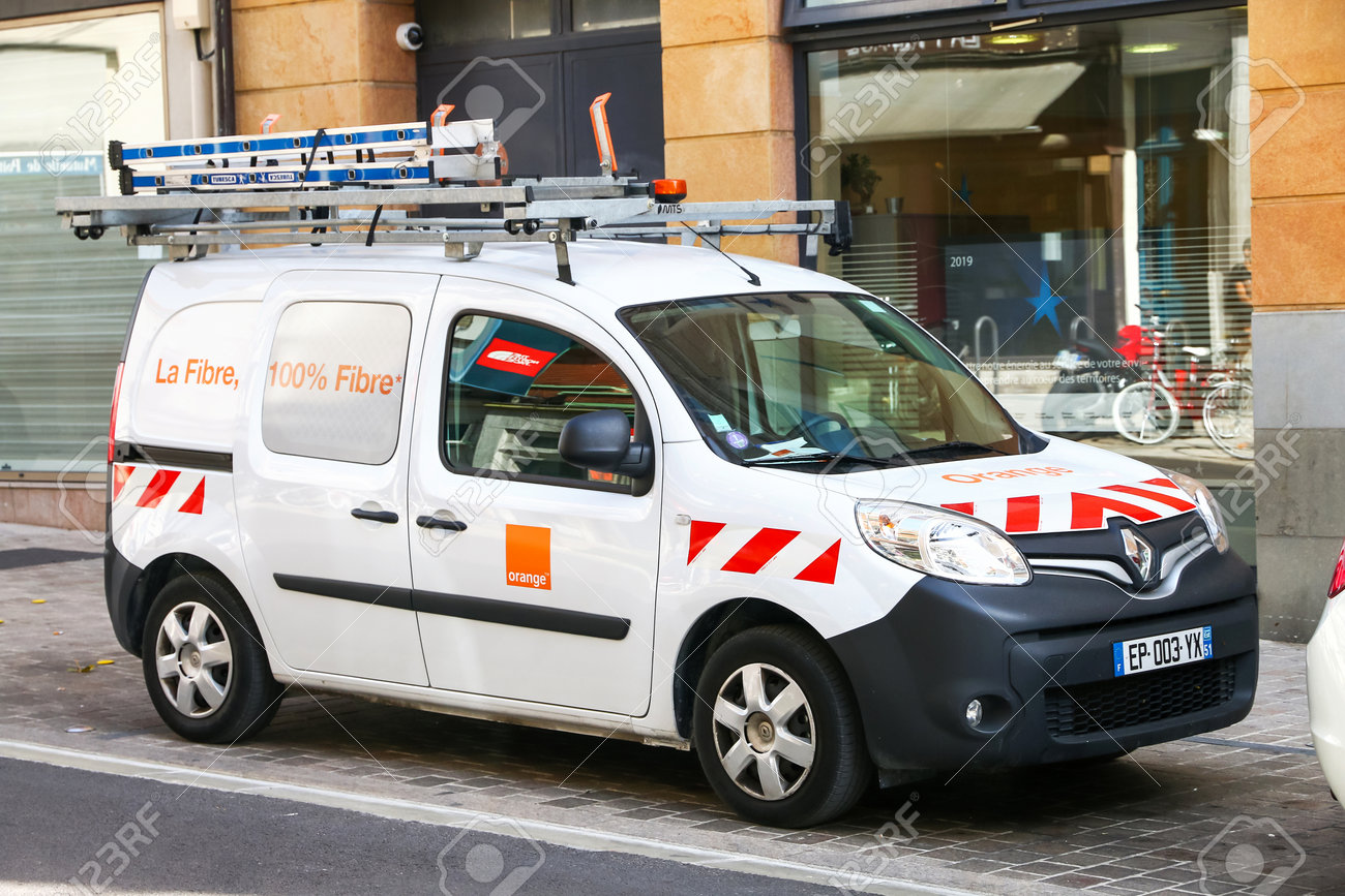 white renault kangoo