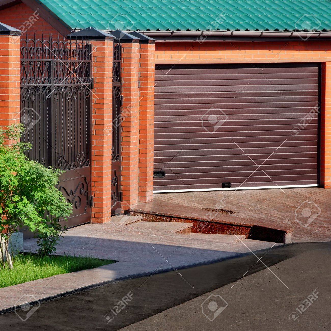 自動ガレージ ゲートとレンガ塀 の写真素材 画像素材 Image
