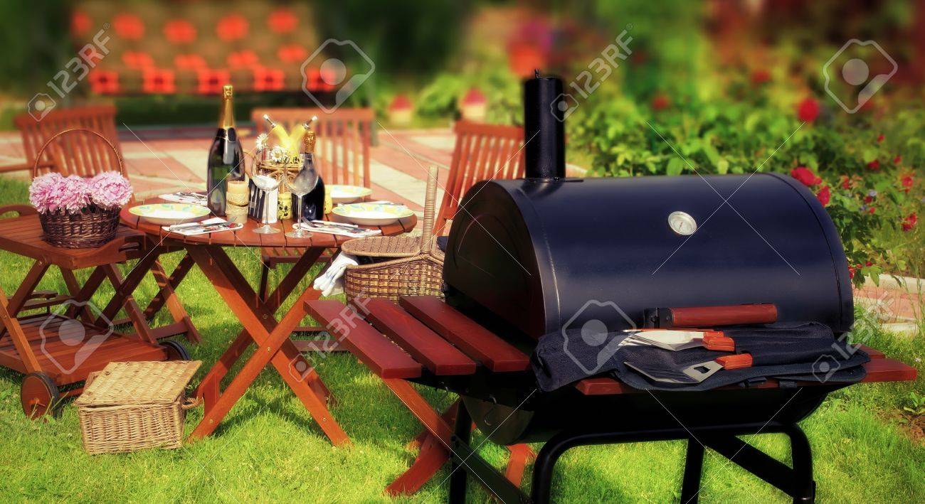 Summer Party Barbecue Ou Pique nique Dans Le Jardin Sur La Summer BBQ Party Grill Ou Pique nique Concept. Barbecue à