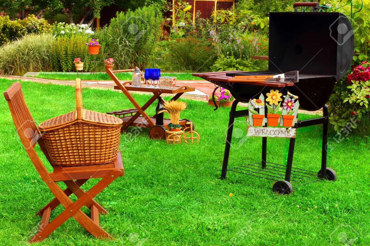 Barbecue Grill, Panier Pique nique, Meubles De Jardin Summer BBQ Party Grill Ou Pique nique Concept. Barbecue à