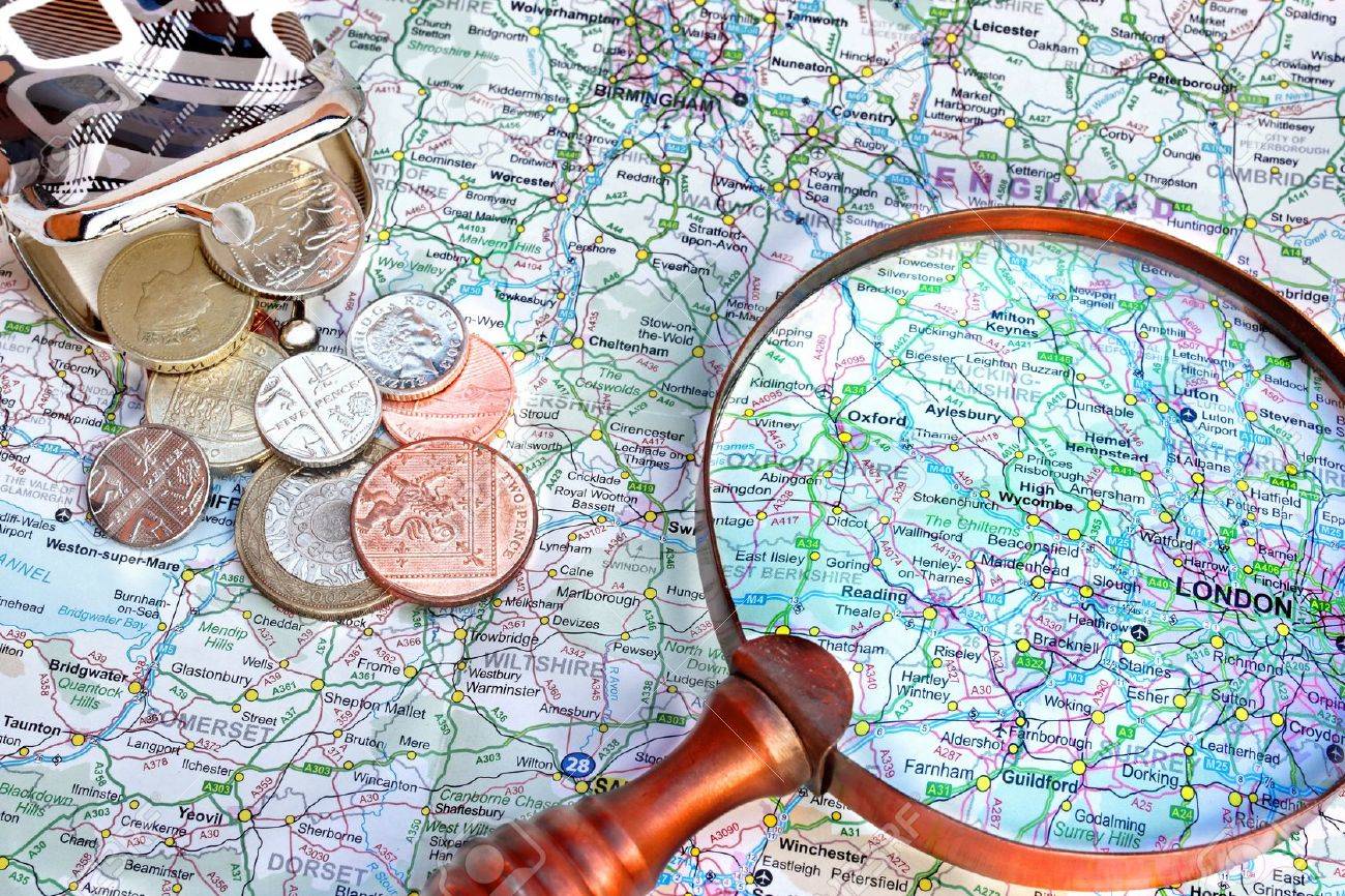 イギリス ビンテージ虫眼鏡 英語コインで小さい財布の地図 の写真素材 画像素材 Image