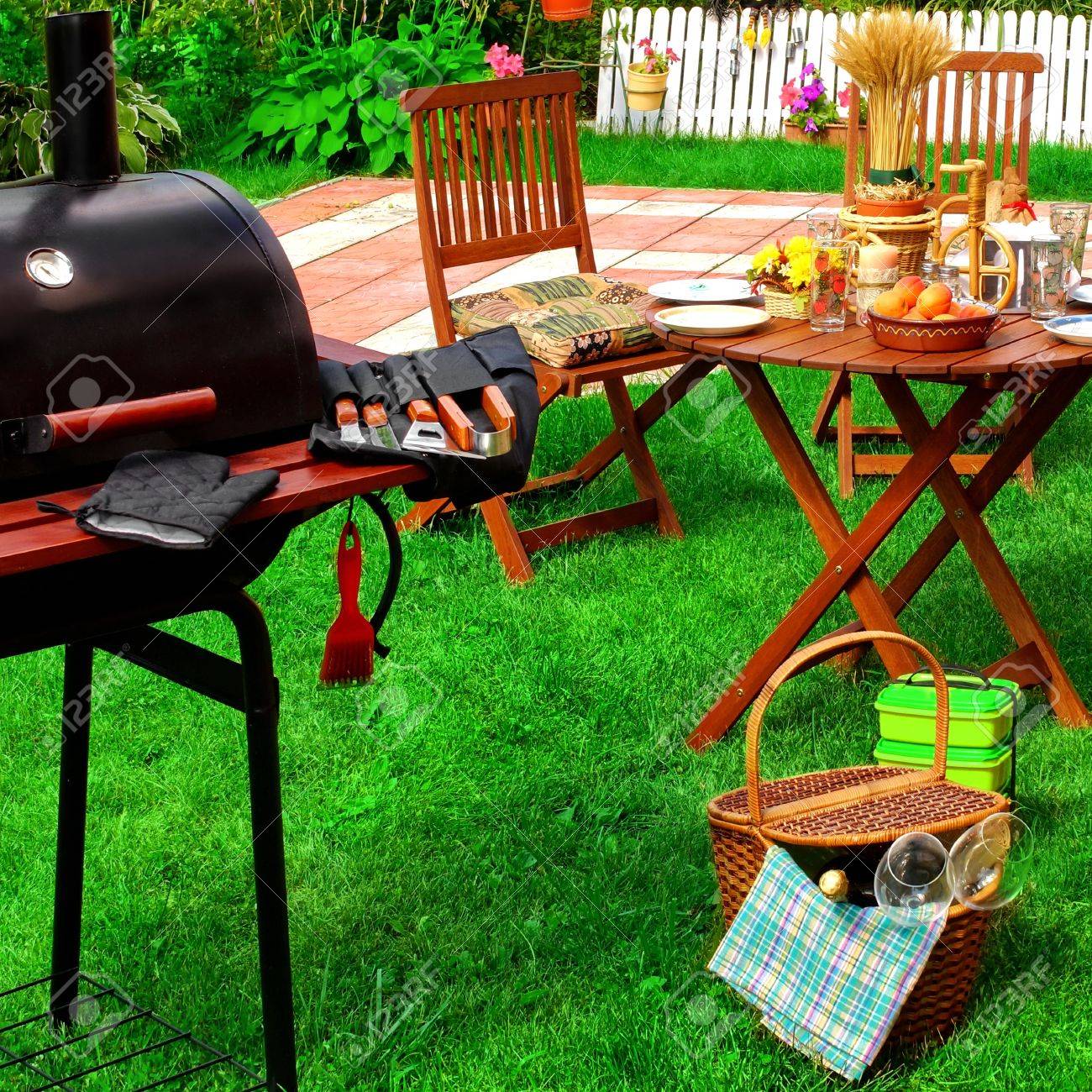 Backyard Summer BBQ & Cocktail Ou Pique nique Sur La Scène Summer BBQ Party Grill Ou Pique nique Concept. Barbecue à