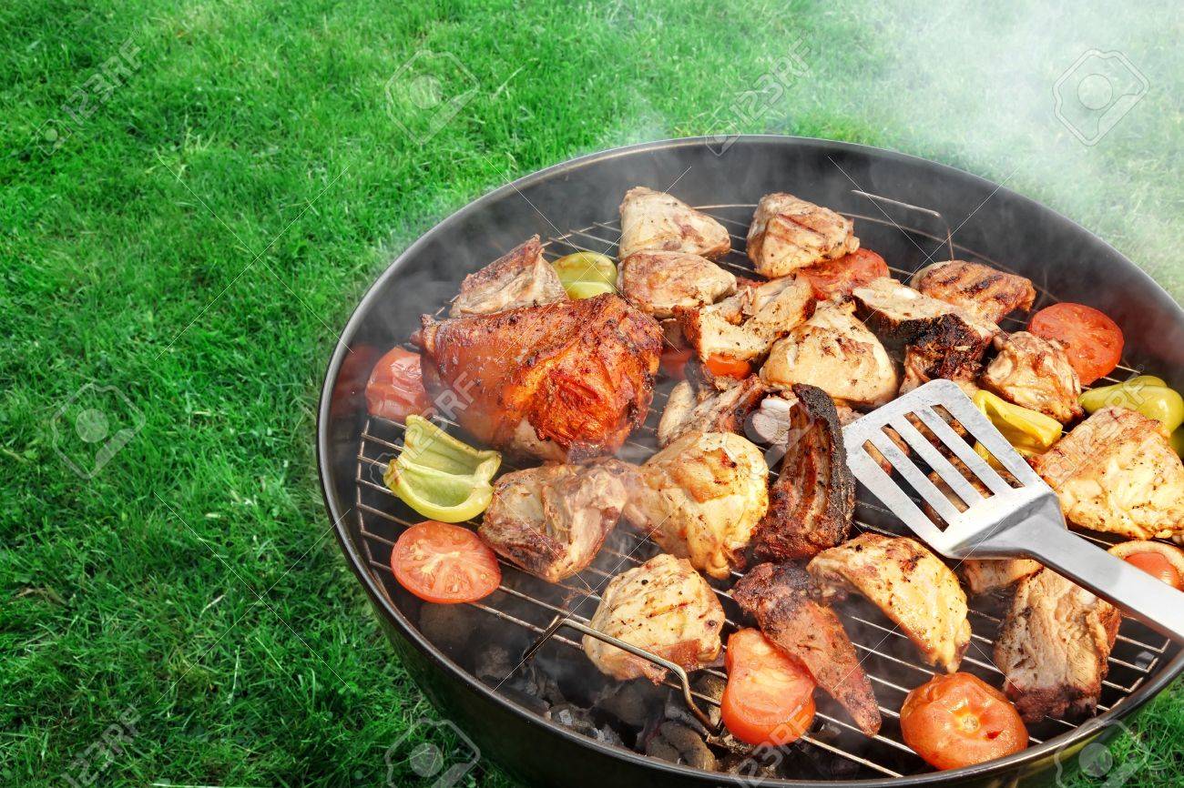 Spatule, Barbecue Assorted Viande Et Les Légumes Sur Le Hot Summer BBQ Party Grill Ou Pique nique Concept. Barbecue à