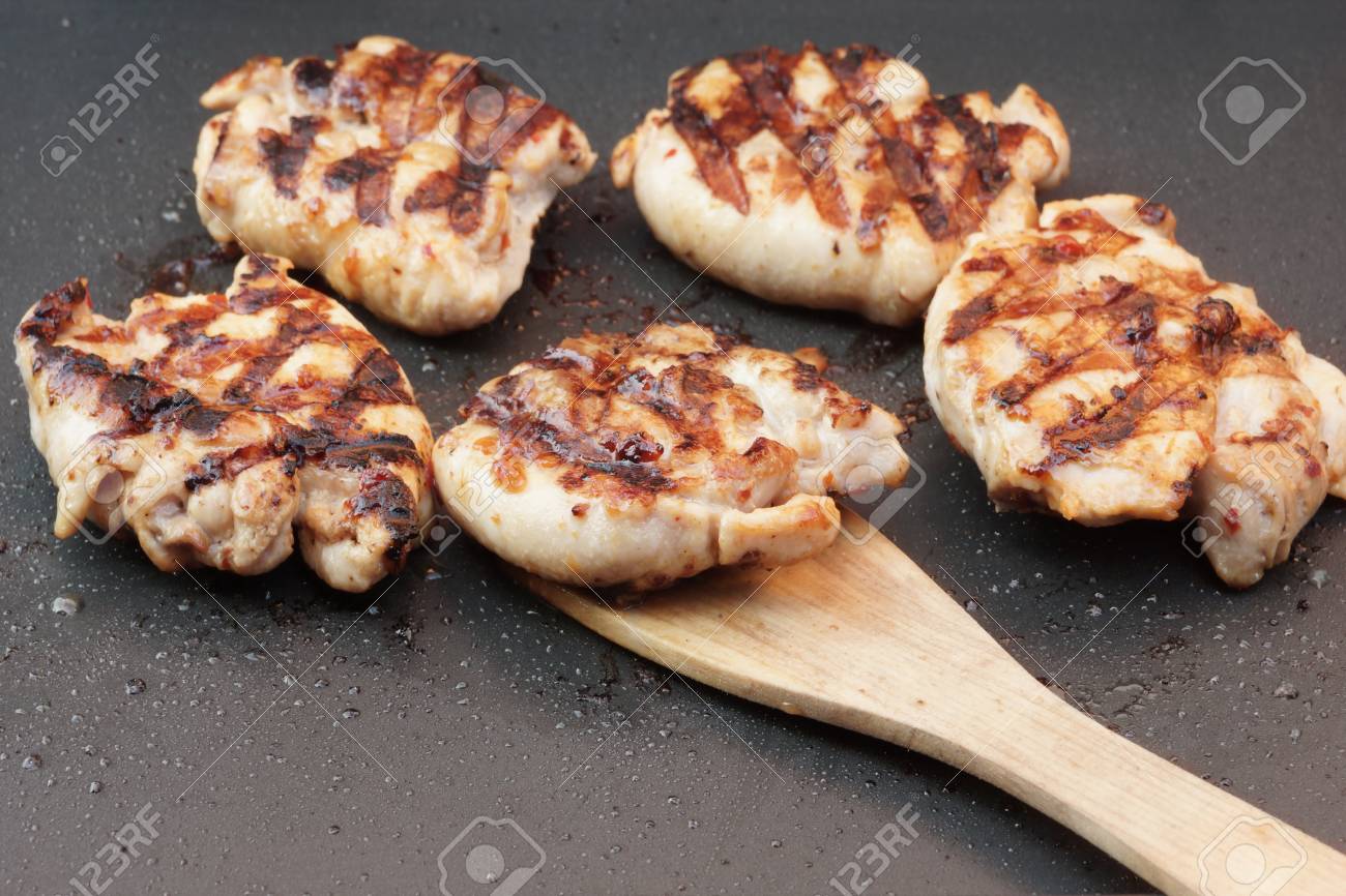 Filet De Viande Blanc De Poulet Roti Sur La Casserole Electrique