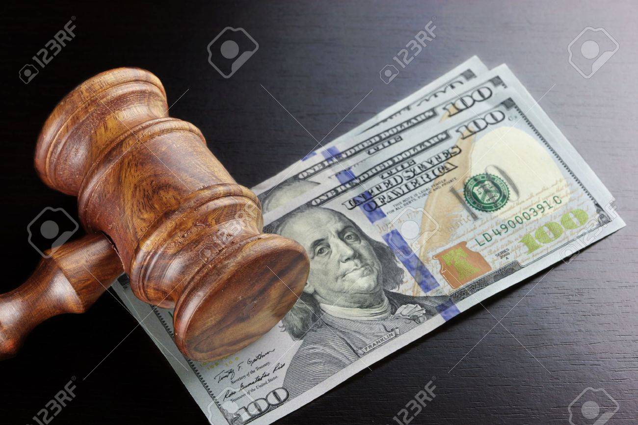 破損 コンセプト破産 保釈 犯罪 贈賄 詐欺 オークションします 裁判官または競売小槌 響板と大まかな黒い木製テクスチャ テーブル背景にドル現金の束 の写真素材 画像素材 Image 51562060