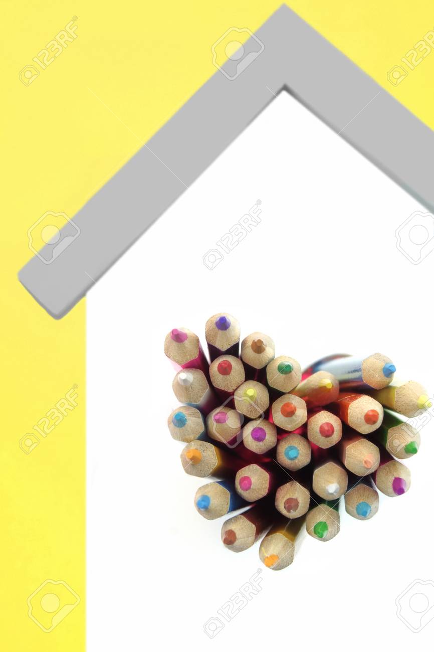Un Monton De Lapices De Colores Sharped Se Pega Fuera Del Corazon