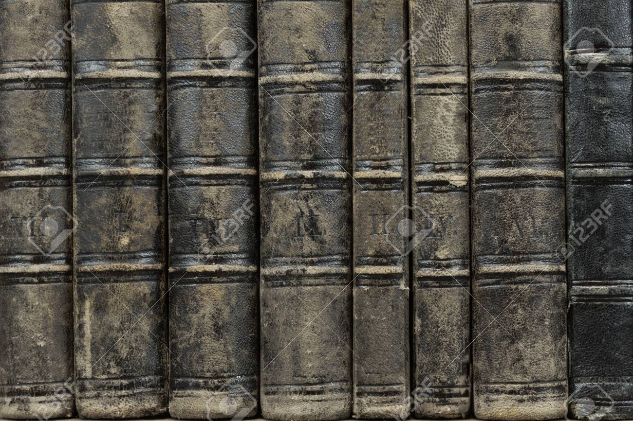 本棚横背景テクスチャに黒革のカバーとみすぼらしい古書 の写真素材 画像素材 Image