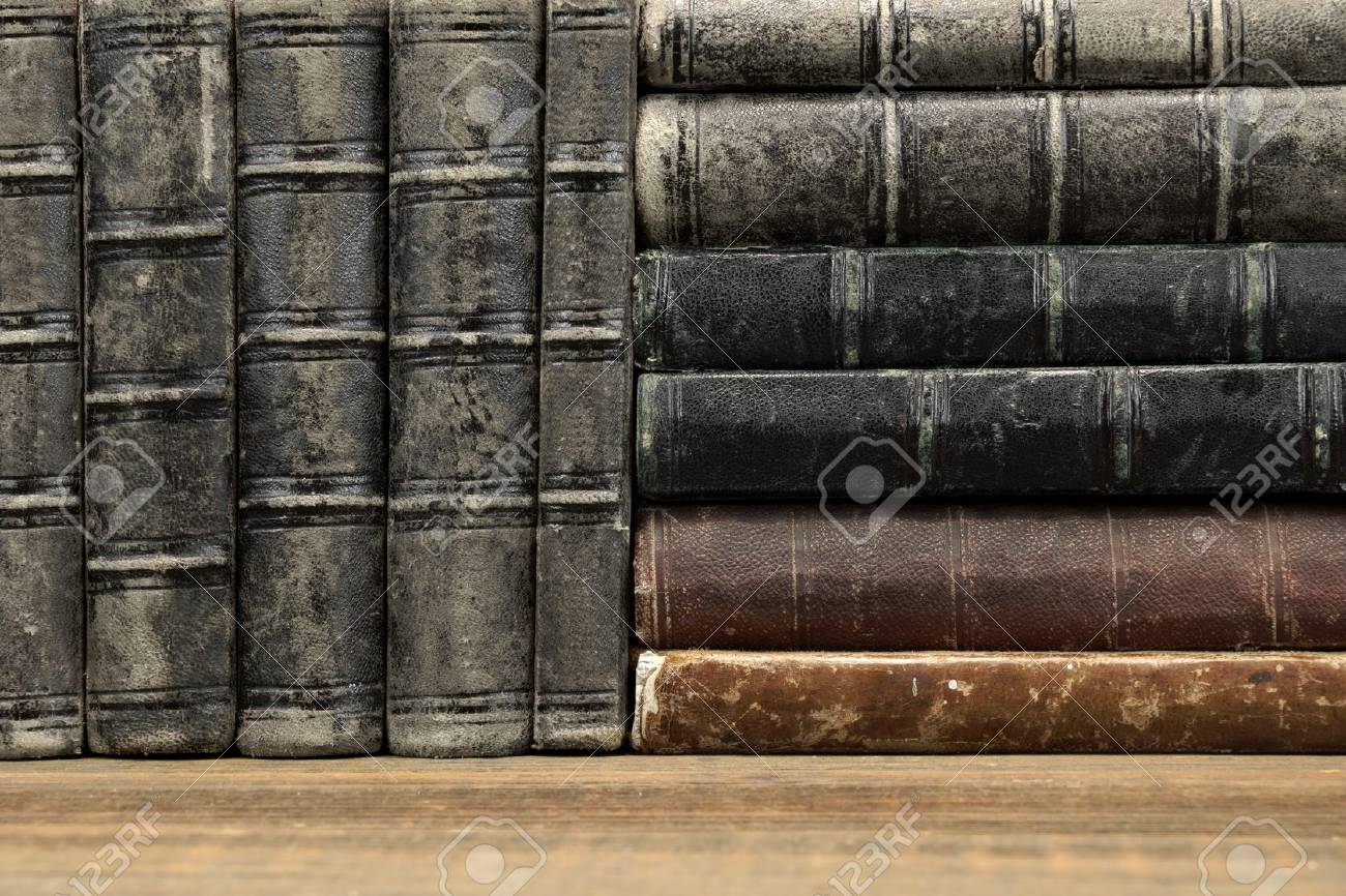 本棚横背景テクスチャに黒革のカバーとみすぼらしい古書 の写真素材 画像素材 Image