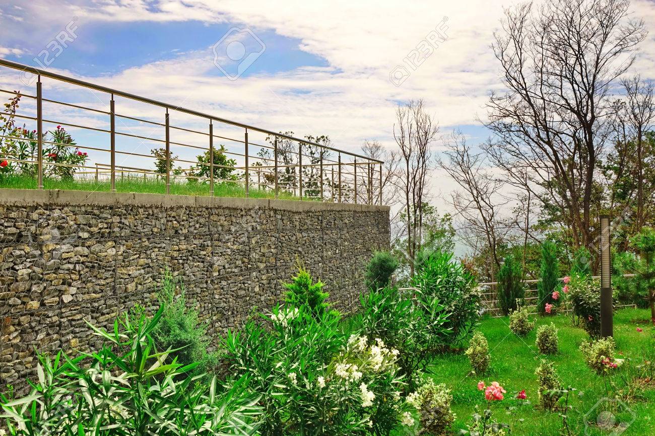 Zwei Ebene Garten Terrasse Auf Dem Hugel Mit Edelstahl Gelander Und Tropischen Ziergarten Mit Rocky Wand Von Gabions Lizenzfreie Fotos Bilder Und Stock Fotografie Image 60726495