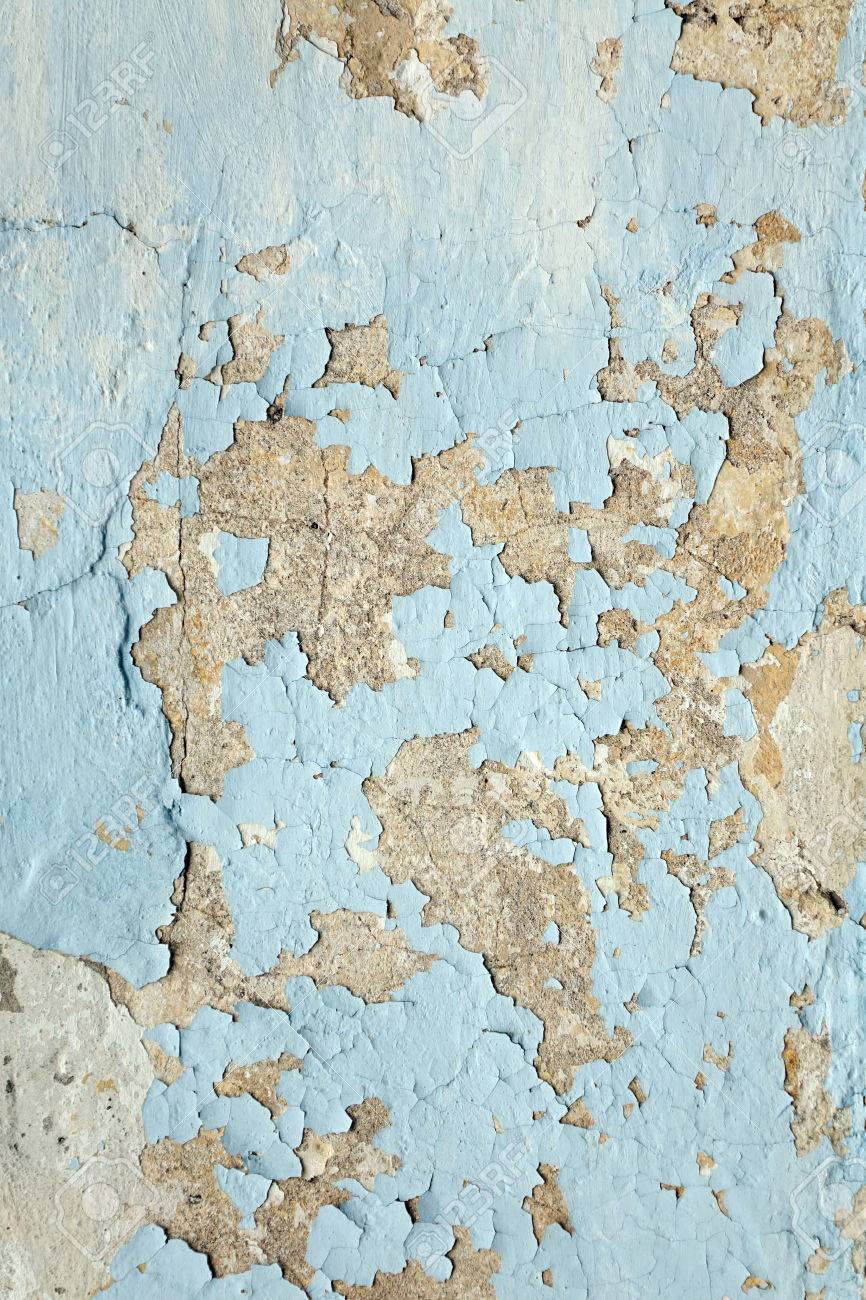 汚れた白い黒で濃い塗り壁は傷垂直テクスチャです 灰色漆喰背景はがすと古いブリックウォール ビンテージ レトロは 壁の壁紙を着用します 朽ち果てた抽象的な粗面を割った の写真素材 画像素材 Image