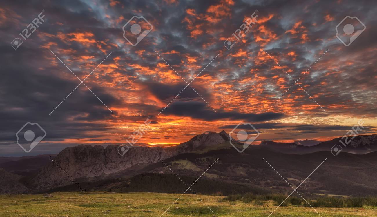 ウルキオラ自然公園のアンボト山の爆発的な日の出 の写真素材 画像素材 Image