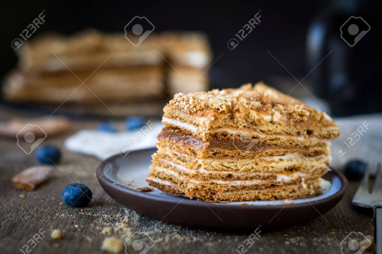 Tranche De Gateau De Miel Couches Medovik Fait Maison Gateau Russe Traditionnel A La Creme Et Au Caramel Sur Une Plaque Sur Une Table En Bois Rustique Composition Horizontale Mise Au Point