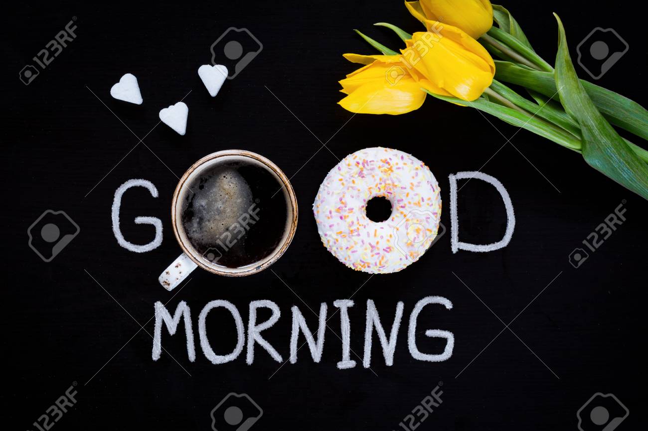Donut Tasse Kaffee Blume Gelbe Tulpe Und Herzformige Zuckerwurfel Guten Morgen Gruss Am Schwarzen Kreidetafel Draufsicht Lizenzfreie Fotos Bilder Und Stock Fotografie Image