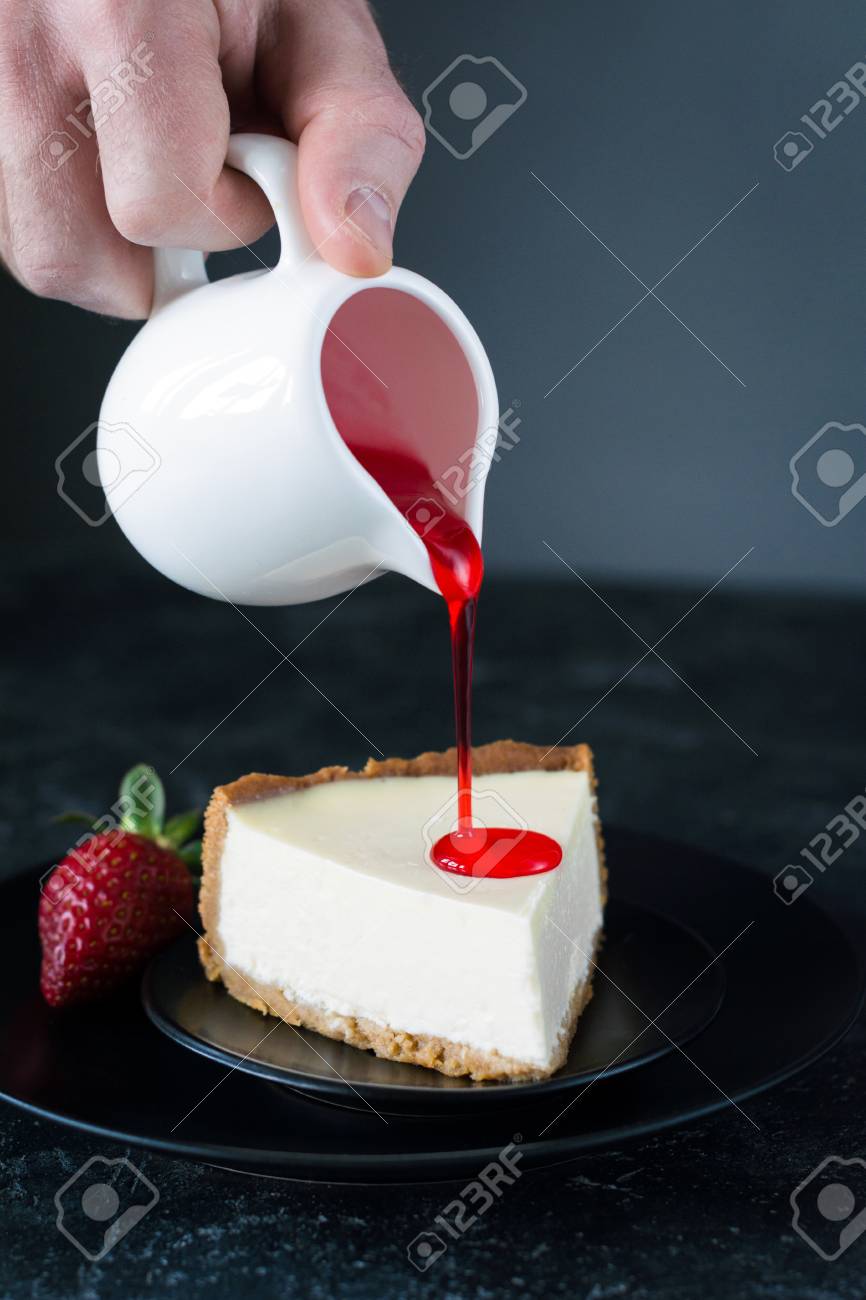 Cheesecake Avec Sauce Verser La Sauce Aux Fraises Sur Le Gateau Au Fromage Nature Mise Au Point Selective Cheesecake Au Sirop Banque D Images Et Photos Libres De Droits Image Cheesecake Avec Sauce Verser La Sauce Aux Fraises Sur Le Gateau Au Fromage Nature Mise Au Point Selective Cheesecake Au Sirop Banque D Images Et Photos Libres De Droits Image