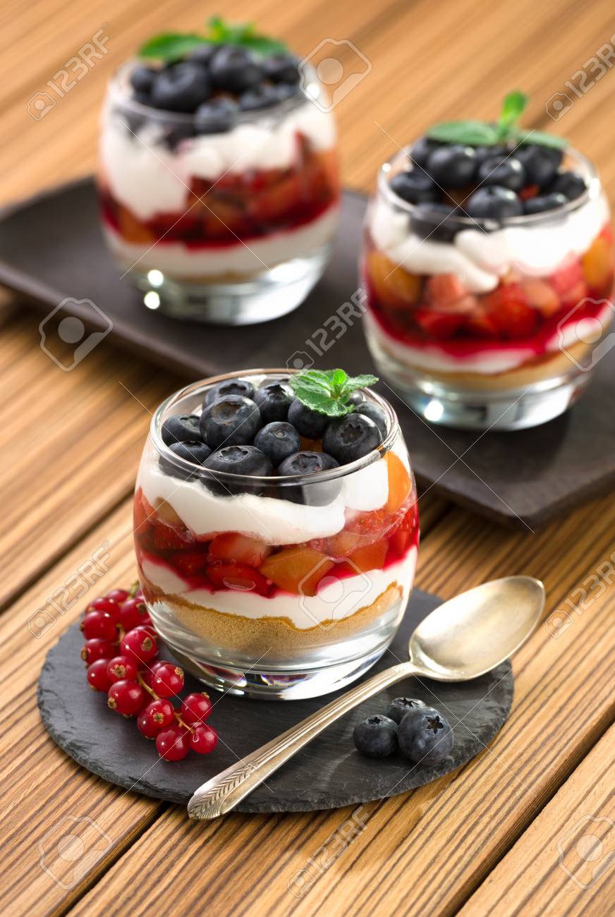 ブルーベリーのデザート チーズケーキ トライフル 木製の背景にパフェ の写真素材 画像素材 Image