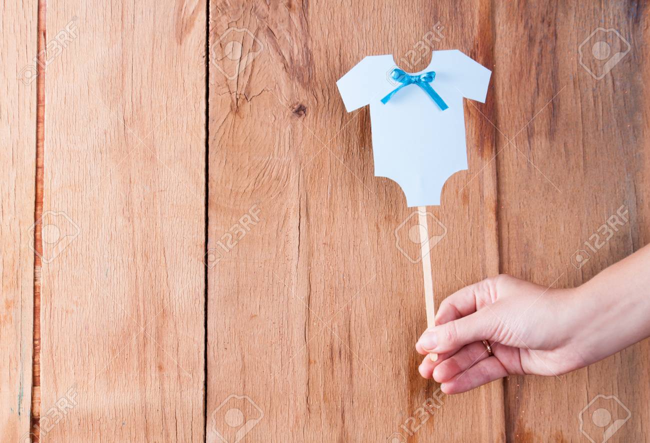 Dekoration Fur Baby Dusche Auf Holz Schreibtisch Farbe Kranz Von Sauglingshemd Geschenkbox Lizenzfreie Fotos Bilder Und Stock Fotografie Image 72770150