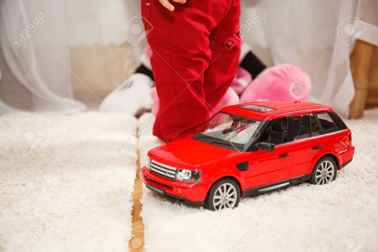 おもちゃの赤い車を持つ子供 お誕生日おめでとう の写真素材 画像素材 Image