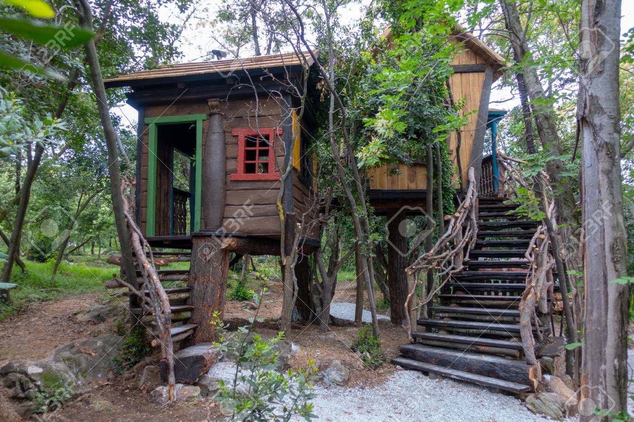 Fantasy Tree House For Children, Playing Outdoors In The Garden, Backyard, Hobbit  Hole, Fantasy House On Trees Фотография, картинки, изображения и  сток-фотография без роялти. Image 101910330