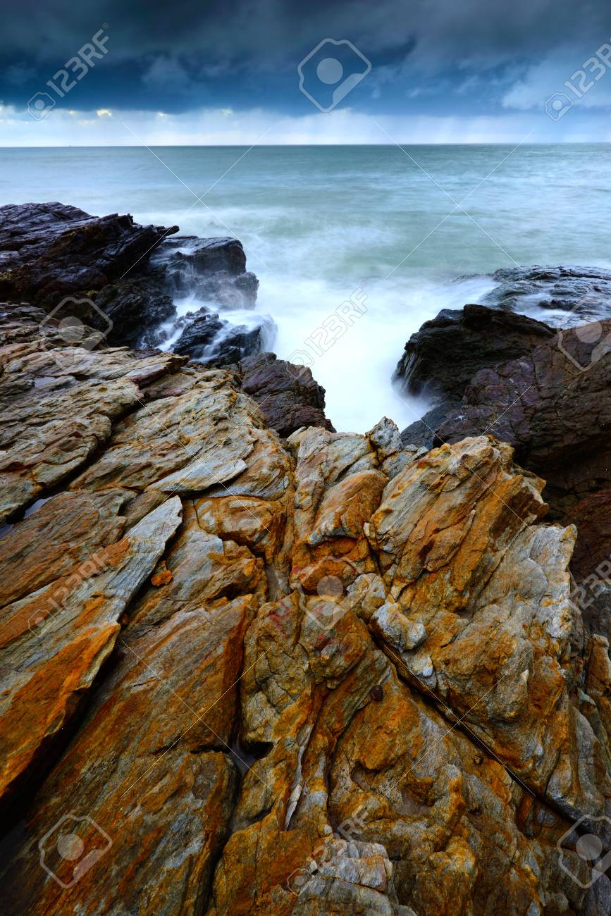 テクニックの長時間露光で撮影したタイの海の石のビーチを見る の写真素材 画像素材 Image 25211232