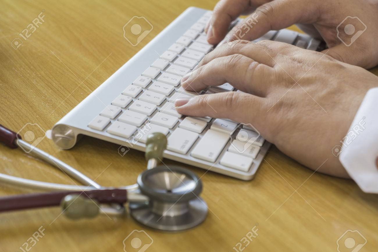 Gesundheitswesen Krankenhaus Und Medizin Konzept Mannlichen Arzt Eingabe Uber Die Tastatur Doktor Typ Tastatur Mit Stethoskop Selektiver Fokus Jahrgang Farbe Lizenzfreie Fotos Bilder Und Stock Fotografie Image 51981488
