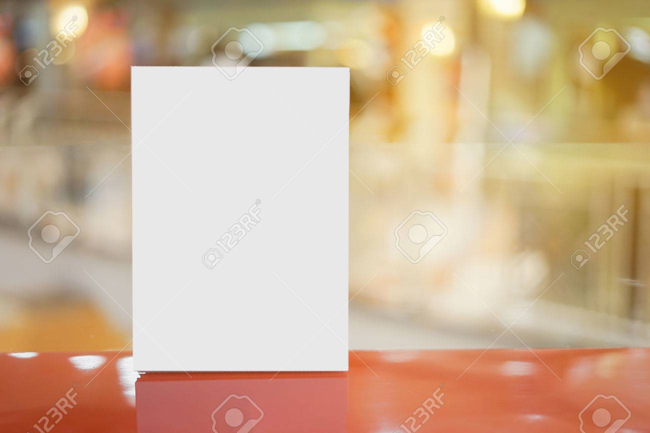 紙アクリル テーブル テント カード モックアップ カフェ映像に木製のテーブルの上の白いシーツで小冊子のスタンド レストラン カフェ バーのテーブルにメニュー フレーム モックアップはモンタージュまたは表示に使用できます の写真素材 画像素材 Image