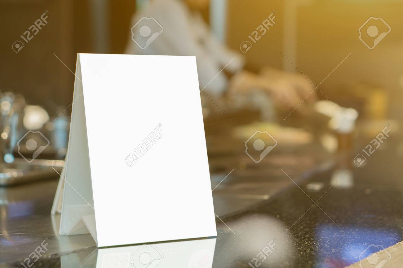 バー レストラン シェフの料理の背景がぼやけて カフェテリアの紙アクリル テント カードの白いシーツで小冊子のスタンドのテーブルにメニュー フレームのモックアップします の写真素材 画像素材 Image