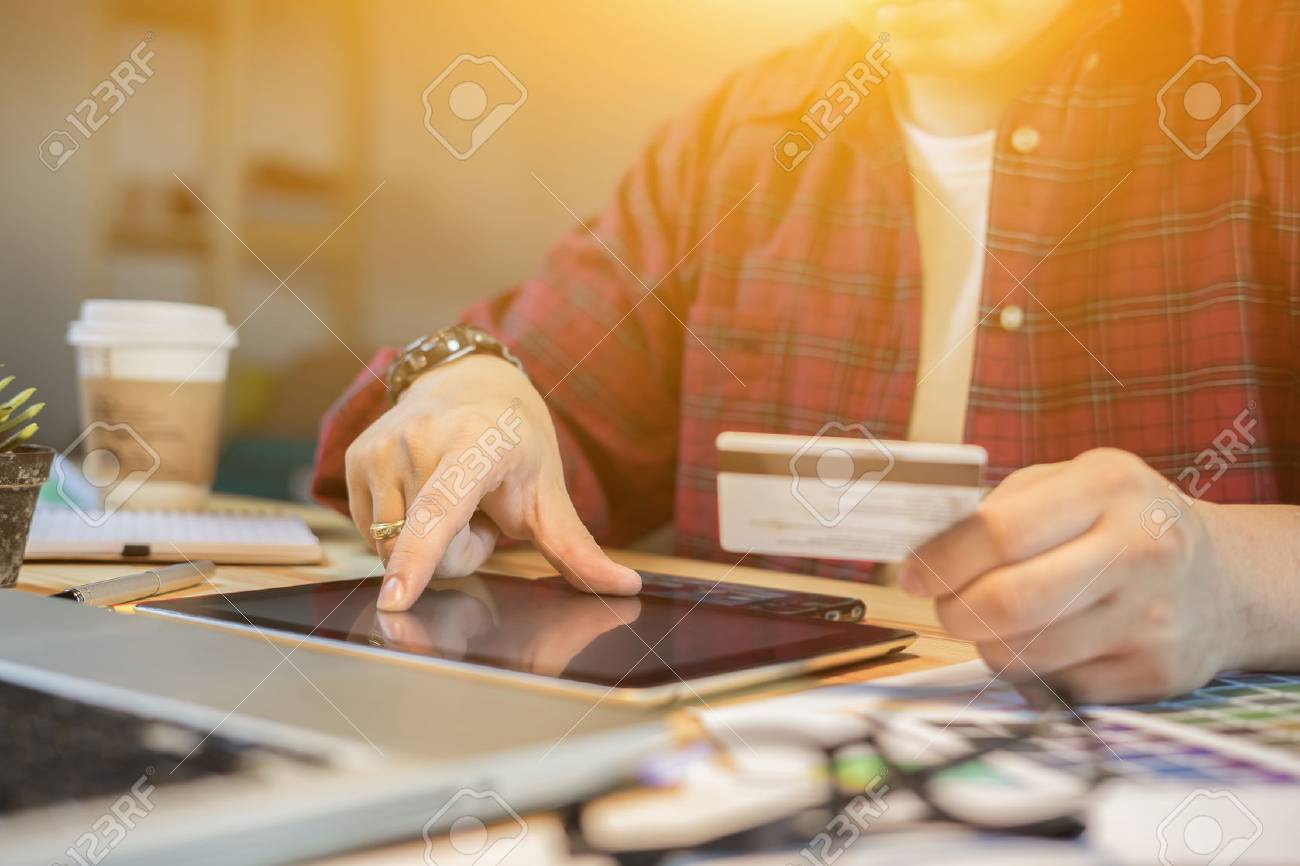 Online-zahlung, geschäftsmannhand, die eingehende informationen von einer kreditkarte unter verwendung der tablette, einkaufen, das risiko des datendiebstahls, internetsicherheit, zugang zur finanzweinlesefarbe hält - 80622573 Online-zahlung, geschäftsmannhand, die eingehende informationen von einer kreditkarte unter verwendung der tablette, einkaufen, das risiko des datendiebstahls, internetsicherheit, zugang zur finanzweinlesefarbe hält - 80622573