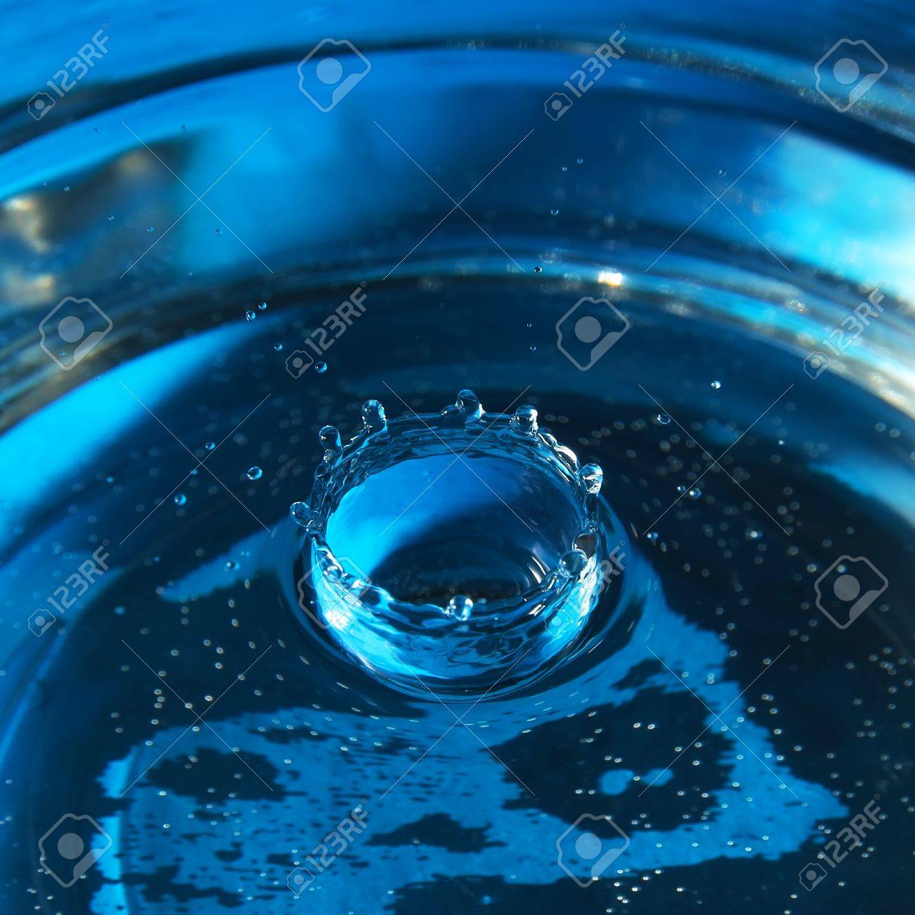 青のハイライトでの水の落下ドロップの冠 の写真素材 画像素材 Image