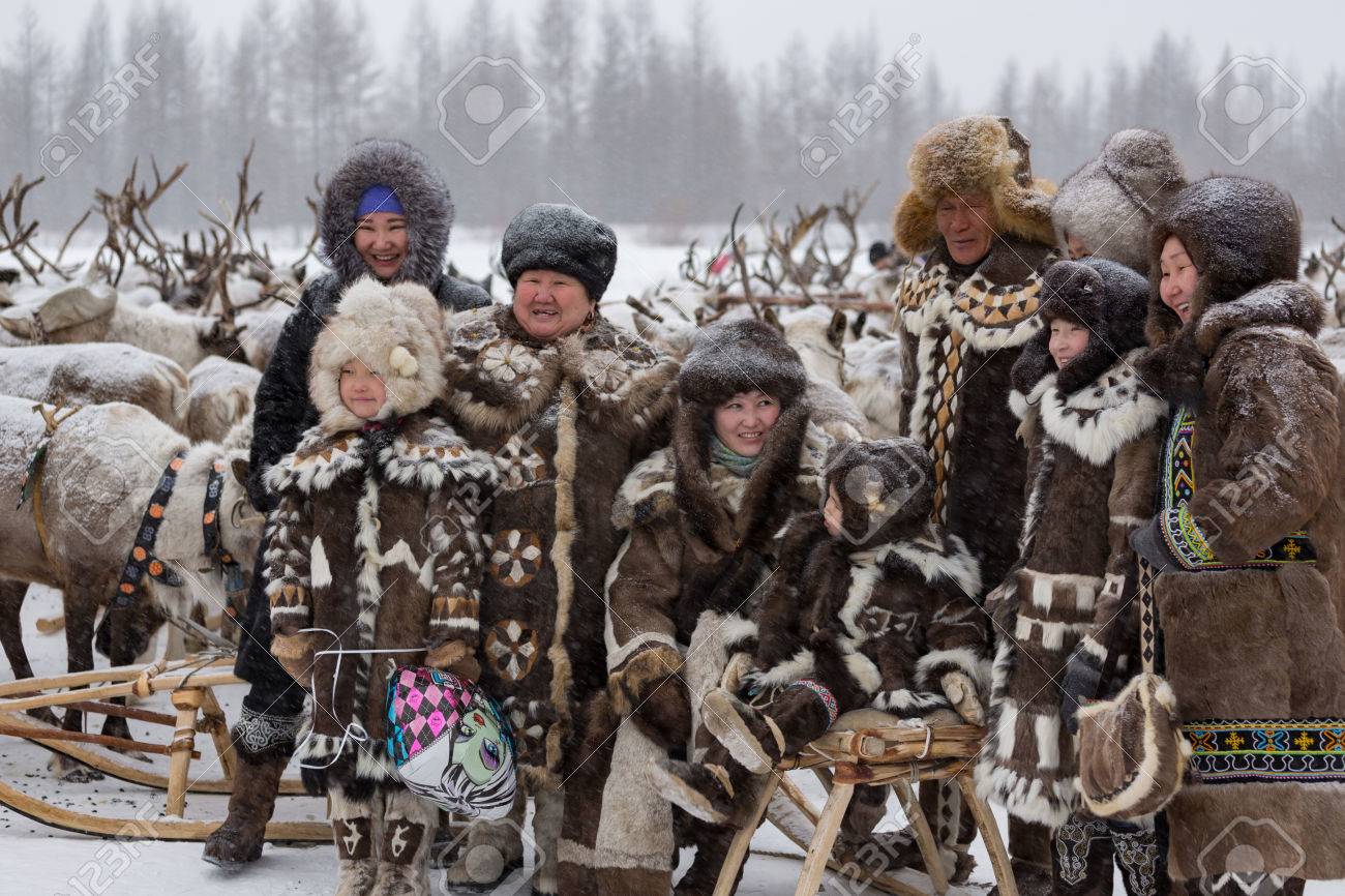 Iengra ネリュングリ地区 ヤクート ロシア トナカイのお祝いで民族衣装で 16 年 3 月 5 日エヴェンキ族の家族 の写真素材 画像素材 Image