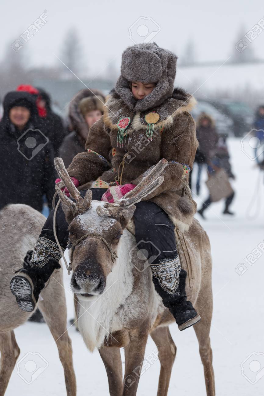 Iengra ネリュングリ地区 ヤクート ロシア 16 年 3 月 5 日 トナカイの遊牧民の祭典の間に トナカイに乗って国民服でエヴェンキ族の女の子 の写真素材 画像素材 Image