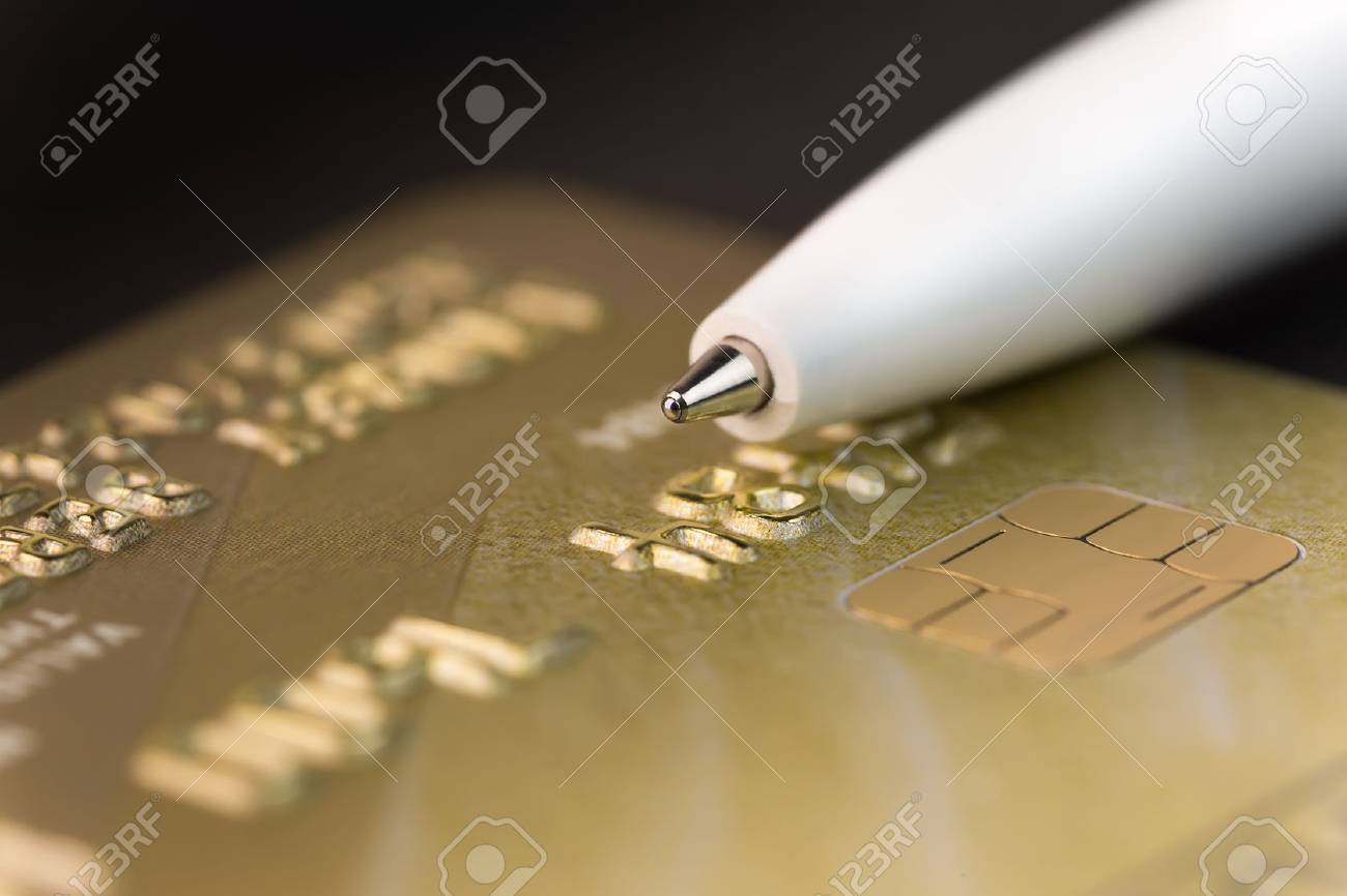 ゴールドのクレジット カードとボールペンのクローズ アップのフラグメント の写真素材 画像素材 Image