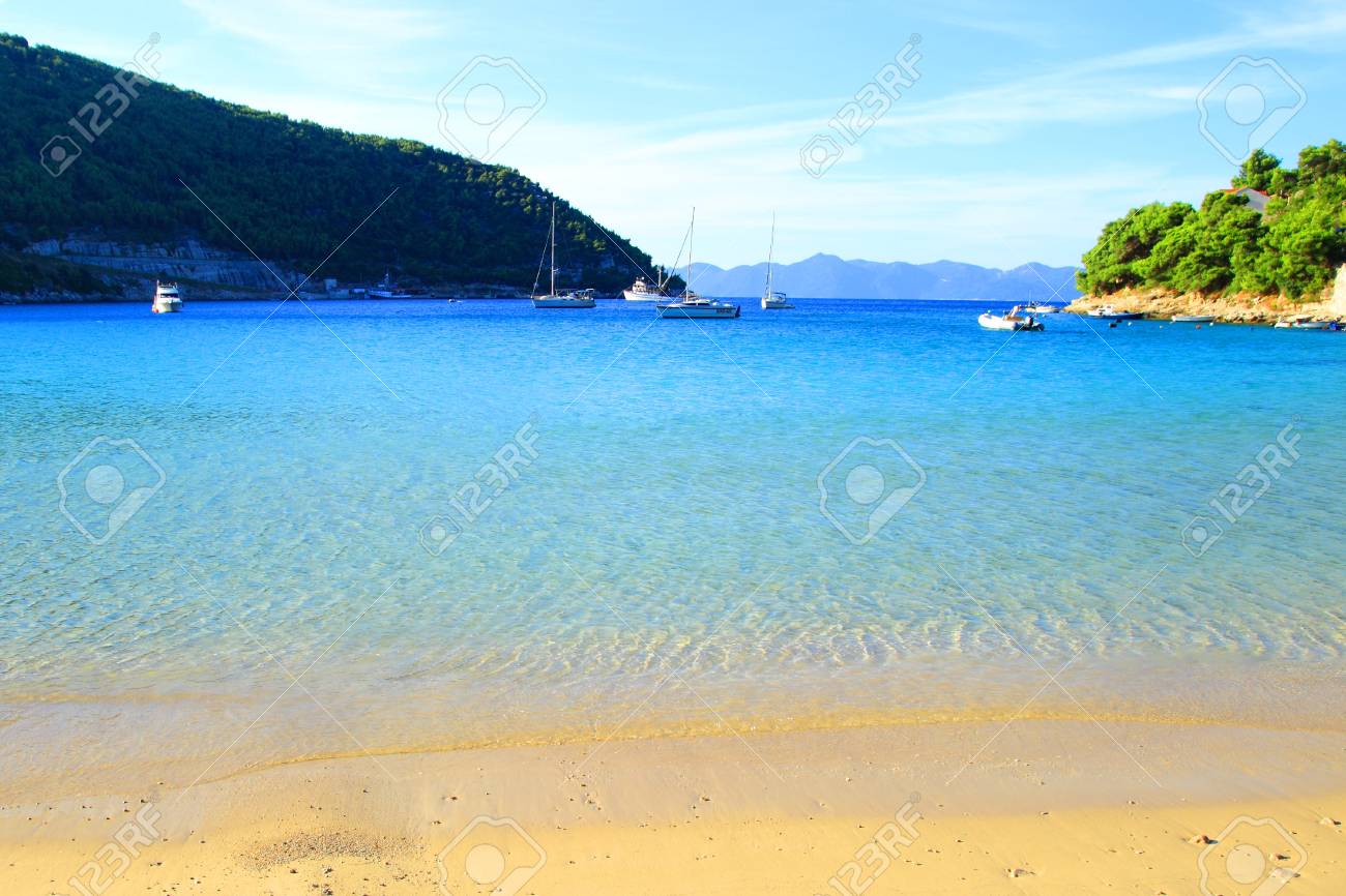 Belle Plage De Sable Et De La Mer Bleue Avec Des Voiliers à Prapratno Péninsule De Peljesac En Croatie